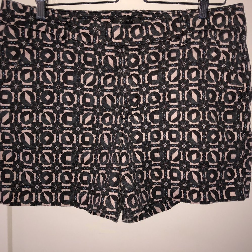 Level 99 shorts sz 33 EUC medallion print stretch